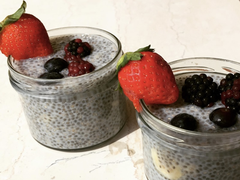 Chia pudding con fragole e frutti di bosco