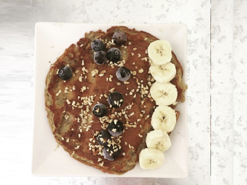 Pancake vegetale con frutta e granella di nocciole